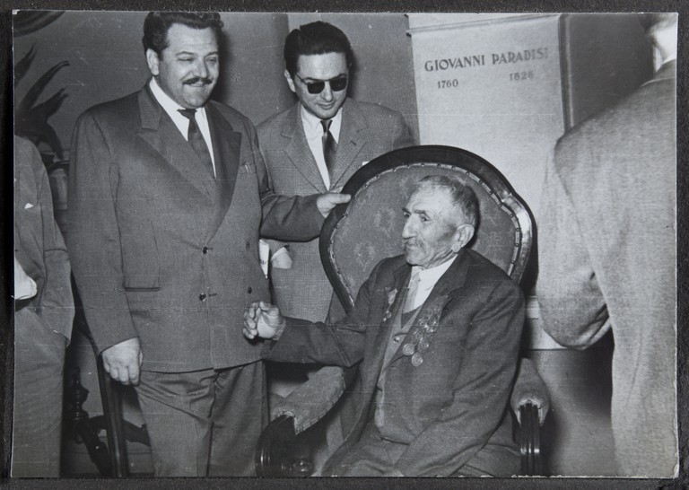 Reggio Emilia, 1955, Sala del Tricolore, Festeggiamenti per l'80° di Alcide Cervi, Alcide Cervi a colloquio